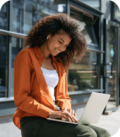 Central do Assinante Agili Net - Mulher acessando serviços online
